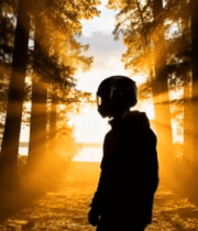 森林中戴头盔人物逆光剪影9472#横屏 