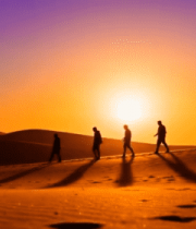 沙漠中行人的日落景象10029#横屏 
