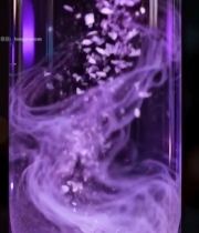  紫色粒子在玻璃瓶中漂浮流动1926#竖屏 	 