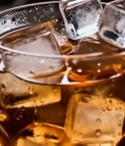  装冰块的玻璃杯棕色饮料4500#竖屏 	 