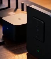  桌上多款智能电子设备展示6474#竖屏 	 