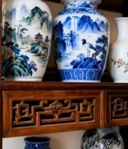  中式木架上的青花瓷花瓶5372#竖屏 	 