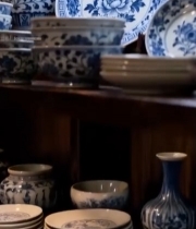  中式木架上的青花瓷餐具1768#竖屏 	 