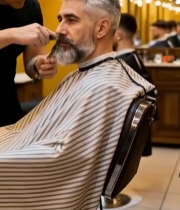  中年男子在理发店理发999#竖屏 	 