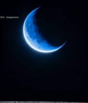  月球表面与天空中的月牙1819#竖屏 	 