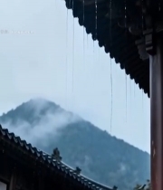  雨中古建筑屋檐与远山景致6165#竖屏 	 