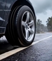  雨中行驶汽车轮胎特写6611#竖屏 	 