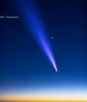  夜空中彗星划过海面景象236#竖屏 	 