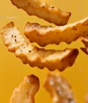  油炸波纹薯条空中掉落特写6831#竖屏 	 