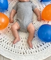  婴儿躺地垫上被气球环绕2350#竖屏 	 