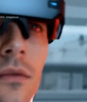  医生佩戴眼镜查看骨骼图像5713#竖屏 	 