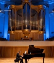  音乐厅内音乐家弹奏钢琴6331#竖屏 	 