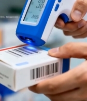  医护人员手持扫码枪扫描药品7831#竖屏 	 