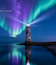  夜空下灯塔旁的极光景观2297#竖屏 	 