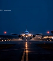  夜间机场客机降落画面3174#竖屏 	 