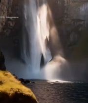  阳光照射下的瀑布自然景观2026#竖屏 	 