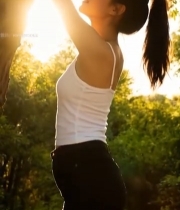  阳光下女孩树下舒展身姿2612#竖屏 	 