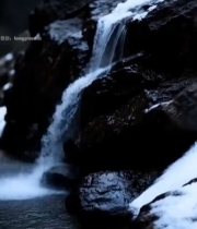  岩石上的涓涓水流5435#竖屏 	 