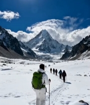  雪山徒步旅行者队伍5235#竖屏 	 