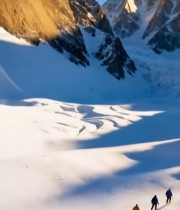  雪山徒步人群自然风光5272#竖屏 	 