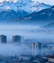  雪山下被雾气笼罩的城市2082#竖屏 	 