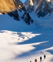  雪山徒步人群自然风光5272#竖屏 	 