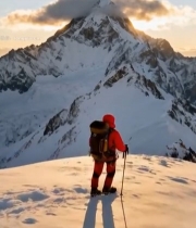  雪山登山者徒步攀登场景7401#竖屏 	 