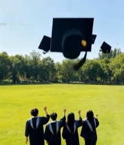  学生草坪抛学士帽毕业场景6481#竖屏 	 