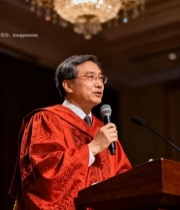  学者身着礼服讲台发言1004#竖屏 	 