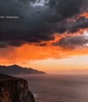  悬崖边人物挥舞红旗于海边554#竖屏 	 