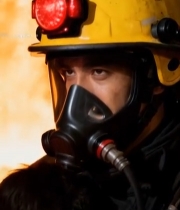  消防员火场怀抱救助儿童1628#竖屏 	 