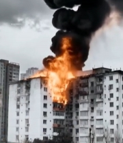  消防员应对居民楼火灾现场2756#竖屏 	 