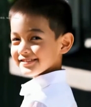  小男孩特写微笑画面3675#竖屏 	 