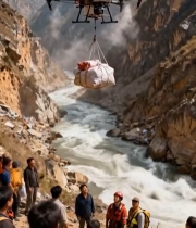  峡谷中无人机吊运物资场景(1)3139#竖屏 	 