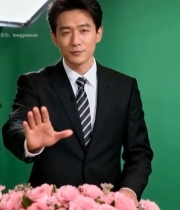  西装男子绿幕前演讲素材6771#竖屏 	 