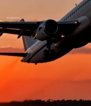  夕阳下客机起飞画面7636#竖屏 	 