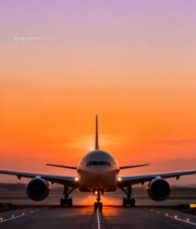  夕阳下跑道上的客机1982#竖屏 	 