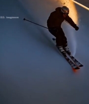  夕阳下滑雪者于雪山滑雪场景6069#竖屏 	 