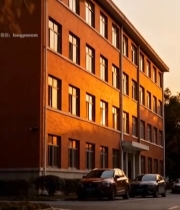  夕阳下红砖建筑与街道景象(1)2745#竖屏 	 