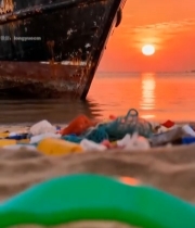  夕阳下海边渔船旁的垃圾1241#竖屏 	 