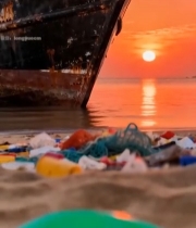  夕阳下海边渔船旁的垃圾1241#竖屏 	 