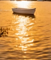  夕阳下湖面小船静谧景象3965#竖屏 	 