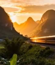  夕阳下高铁穿行于山水间5712#竖屏 	 