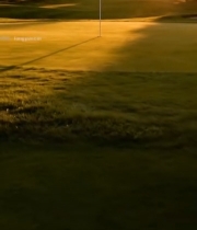  夕阳下高尔夫球场球洞区画面3720#竖屏 	 