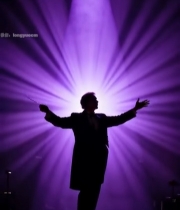  舞台上指挥者张开双臂灯光效果7643#竖屏 	 