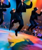  舞台上男舞者表演舞蹈102#竖屏 	 