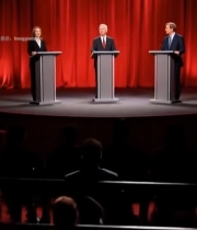  舞台上三人演讲场景1510#竖屏 	 