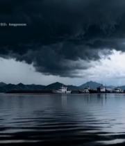  乌云下港口停泊的船只2461#竖屏 	 