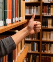  图书馆内手部点赞特写(1)2668#竖屏 	 