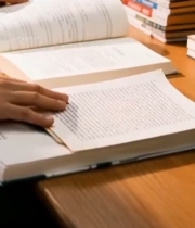  双手持书阅读近景画面7846#竖屏 	 